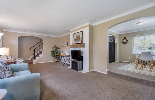 Ottawa Haus | Cozy home near university, Pet-Friendly & Family-Friendly Neighborhood