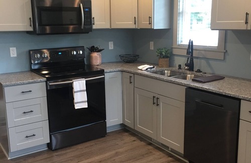 Beulah Haus | NEUE AUFLISTUNG! Gemütliches, renoviertes Haus, nur einen kurzen Spaziergang vom Crystal Lake entfernt