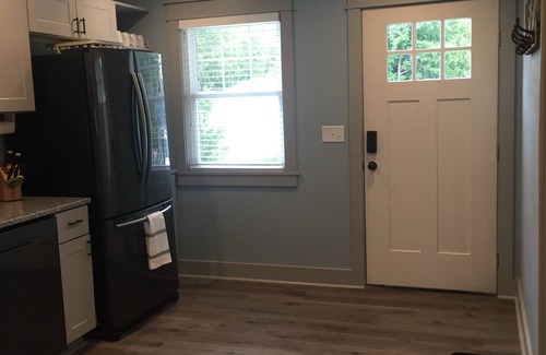 Beulah Haus | NEUE AUFLISTUNG! Gemütliches, renoviertes Haus, nur einen kurzen Spaziergang vom Crystal Lake entfernt