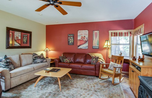 Lake Forest Kabine | Gehen Sie Ihren Hund zum Strand, dann sitzen am Kamin in diesem gemütlichen Haus