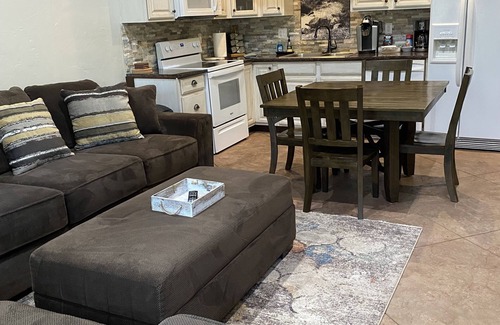 Garden Valley Kabine | Cozy home with HOT TUB, River View & Fire Pit!