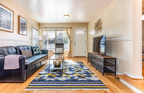 Bluemont Haus | Cozy House 10 min to Monuments│10 min to DC by CozySuites