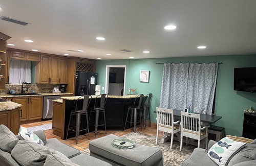 Port Orange Haus | Cozy house centrally located. 3mls to beach,7mls to speedway. Pet friendly