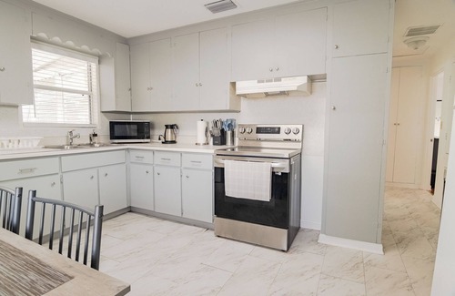 Orlando Haus | Cozy House in Orlando w Large Yard 20m to Downtown