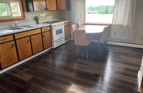 Whiting Haus | Cozy house with large fields, firepit and plenty of parking