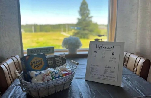 Whiting Haus | Cozy house with large fields, firepit and plenty of parking