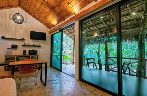 Cozumel Kabine | Cozy Jungle Retreat- Hot tub, Private Pool & Breakfast - 5 mins to Beach