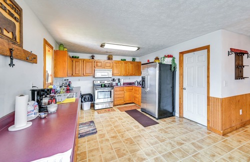 Bethelridge Haus | Cozy Kentucky Getaway w/Panoramic Farm Views!