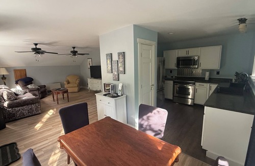 Bucksport Wohnung | Cozy King Sized 1-BR Maine Nature Retreat with Ridge Views, Pool & Hot Tub!