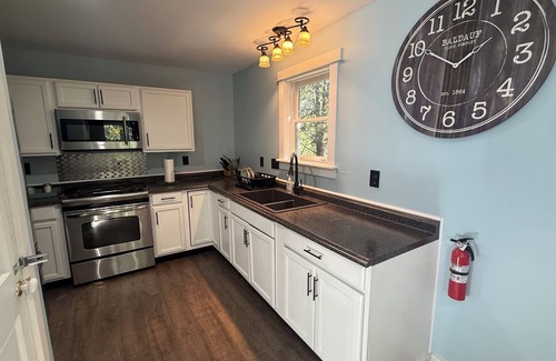 Bucksport Wohnung | Cozy King Sized 1-BR Maine Nature Retreat with Ridge Views, Pool & Hot Tub!