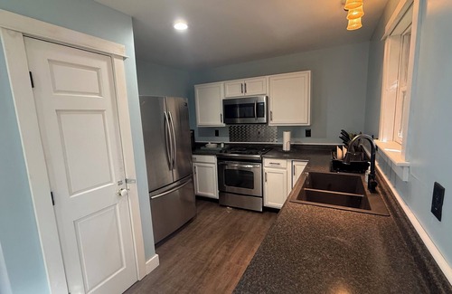 Bucksport Wohnung | Cozy King Sized 1-BR Maine Nature Retreat with Ridge Views, Pool & Hot Tub!