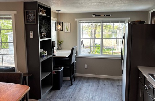 Syracuse Hütte | Cozy lake Cottage on Dewart Lake with hottub, 1 mile from Blue Barn Berry Farm