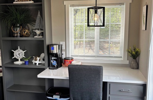 Syracuse Hütte | Cozy lake Cottage on Dewart Lake with hottub, 1 mile from Blue Barn Berry Farm