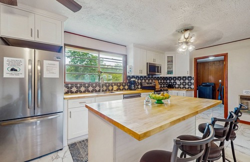 Lone Mountain Haus | Mid-century dog-friendly home with fire pit, fireplace, Wi-Fi, W/D, entry ramp