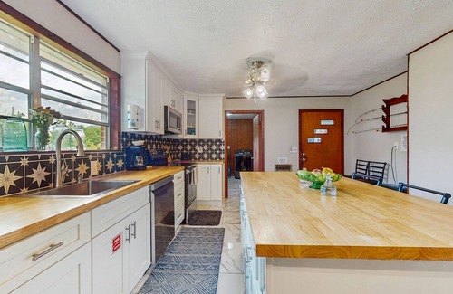Lone Mountain Haus | Mid-century dog-friendly home with fire pit, fireplace, Wi-Fi, W/D, entry ramp