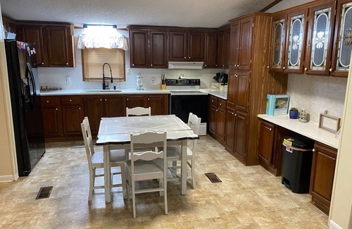 Henderson Haus | Cozy Lake House Retreat with Private Dock