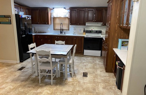 Henderson Haus | Cozy Lake House Retreat with Private Dock