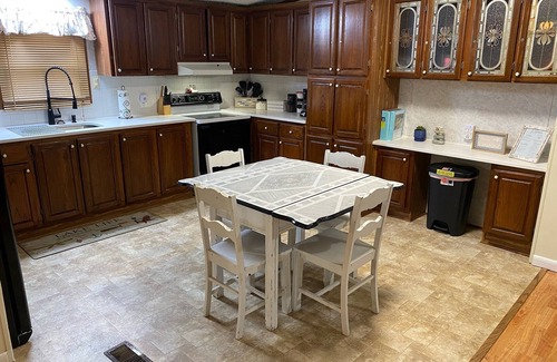 Henderson Haus | Cozy Lake House Retreat with Private Dock