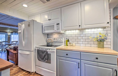 Coventry Lake Hütte | Cozy Lakefront Cottage w/ Fire Pit, Grill & Views!