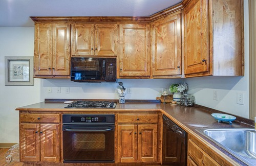 Liberty Hütte | Cozy Liberty Getaway w/ Fire Pit & Patio!