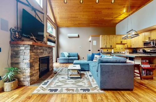 Roslyn Ridge Kabine | Cozy Lodge Retreat with Hot Tub, Fire Pit, Deck & Spacious Workspaces