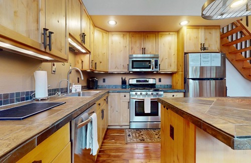 Roslyn Ridge Kabine | Cozy Lodge Retreat with Hot Tub, Fire Pit, Deck & Spacious Workspaces