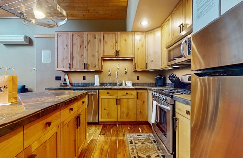 Roslyn Ridge Kabine | Cozy Lodge Retreat with Hot Tub, Fire Pit, Deck & Spacious Workspaces