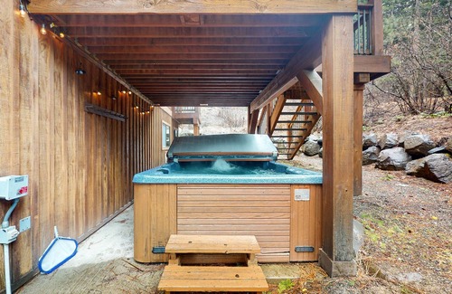 Roslyn Ridge Kabine | Cozy Lodge Retreat with Hot Tub, Fire Pit, Deck & Spacious Workspaces