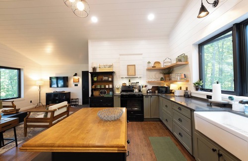 Canadian Lakes Wohnung | Cozy loft retreat with lake views and access.