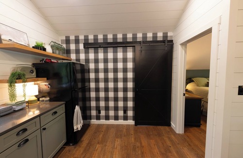 Canadian Lakes Wohnung | Cozy loft retreat with lake views and access.