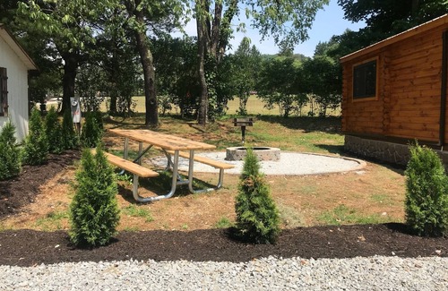 White Kabine | Cozy Log Cabin #5. Minutes from Seven Springs and Hidden Valley!