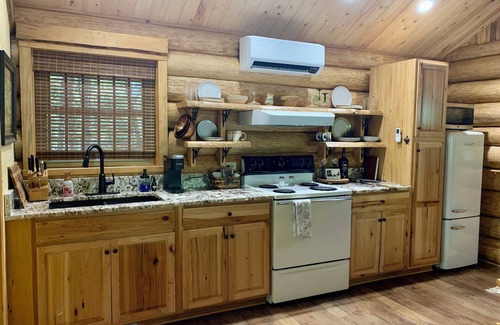 Royal Kabine | Cozy LOG CABIN in the woods w/hot tub & deck. Near Lake Ouachita & Hot Springs