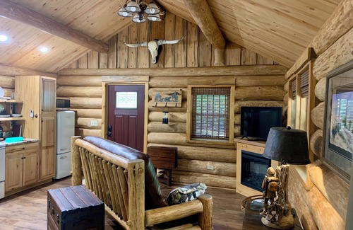 Royal Kabine | Cozy LOG CABIN in the woods w/hot tub & deck. Near Lake Ouachita & Hot Springs