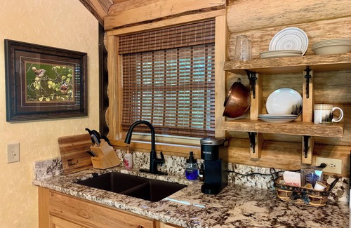 Royal Kabine | Cozy LOG CABIN in the woods w/hot tub & deck. Near Lake Ouachita & Hot Springs