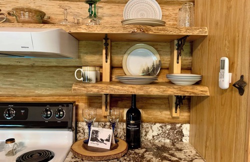 Royal Kabine | Cozy LOG CABIN in the woods w/hot tub & deck. Near Lake Ouachita & Hot Springs