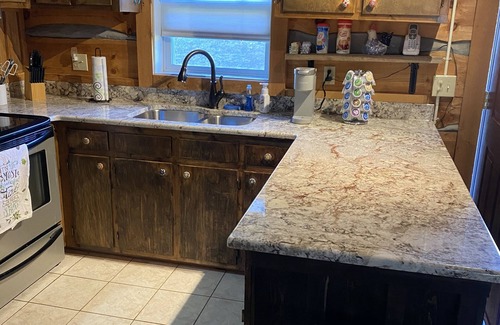 Vesta Haus | Cozy Log Cabin Near the Parkway