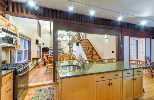 Lucerne-in-Maine Kabine | Gemütliche Blockhütte am schönen Phillips Lake in der Nähe von Bar Harbor und Camden