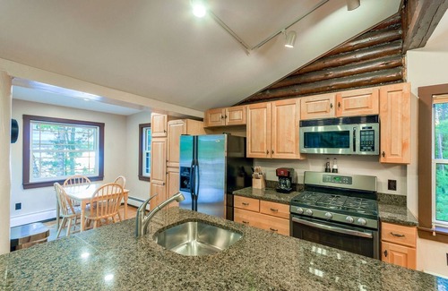 Lucerne-in-Maine Kabine | Gemütliche Blockhütte am schönen Phillips Lake in der Nähe von Bar Harbor und Camden