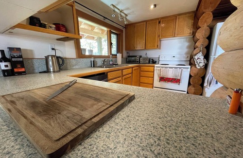 Bridge Lake Kabine | Cozy log cabin & studio on interlakes highway