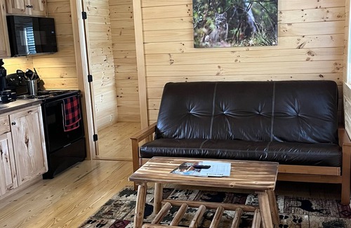 White Kabine | Cozy Log Cabin w/ Loft #13. Minutes from Seven Springs and Hidden Valley!