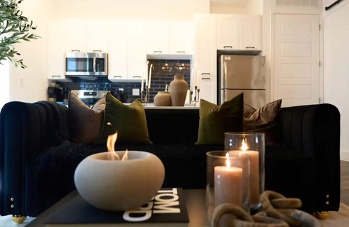 Castleberry Hill Wohnung | Cozy Luxe Mercedes-Benz Retreat…6 Min Walk to stadium+Arena!