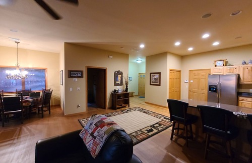 Mauston Haus | Cozy Luxury Townhome with 2 bunk beds. Family, Pet and Fun Friendly