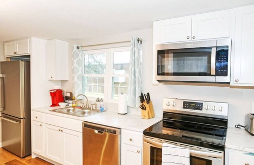 Maiden Haus | Cozy Maiden Country Home - 3 Bedroom with Backyard Deck