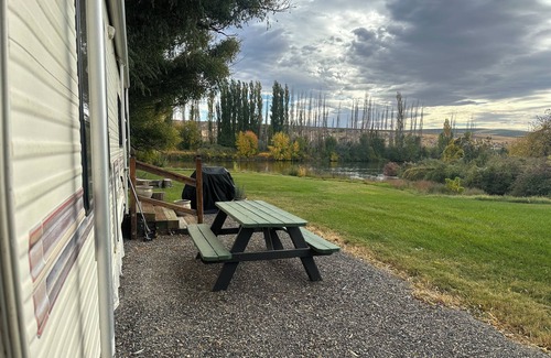 Benton City Haus | Cozy mobile home on the river in Benton City with WiFi and AC