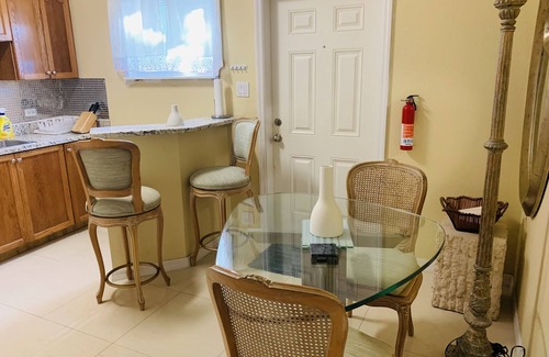 Northwest Point Bed & Breakfast | Cozy Modern Apartment -Close to Beaches, Dive Centers- 4 minutes away