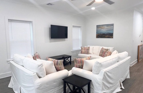 Waveland Haus | Cozy Modern Family Home Near Beach !