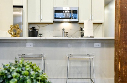 Central Business District Hotel | CBD Warehouse District: Moderne Eigentumswohnung | 2 Schlafzimmer 2 Bad