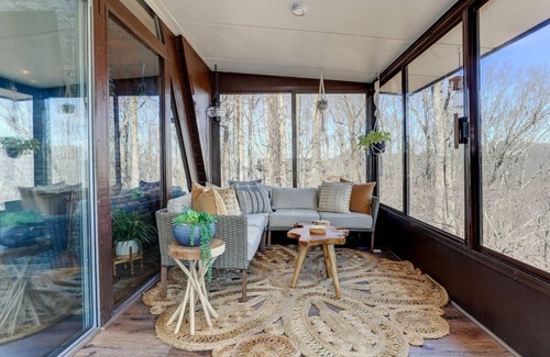 Tate Kabine | Mountain A-frame with resort amenities!