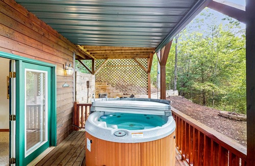 Murphy Haus | Cozy mountain cabin with hot tub, fire pit & stunning views