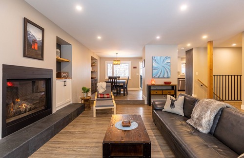 East Kootenay Haus | Cozy mountain home with hot tub, backing onto trails and the river(pet-friendly)
